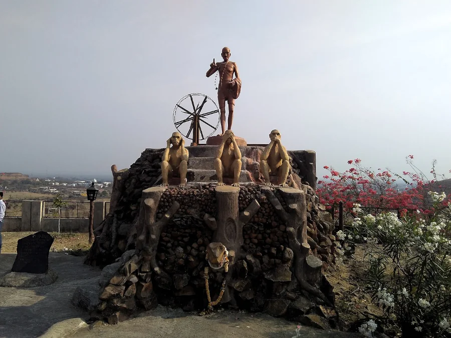 The Statue of Mahatma Gandhi, Gandhi Hill Park, MGAHV, Wardha - Panoramio