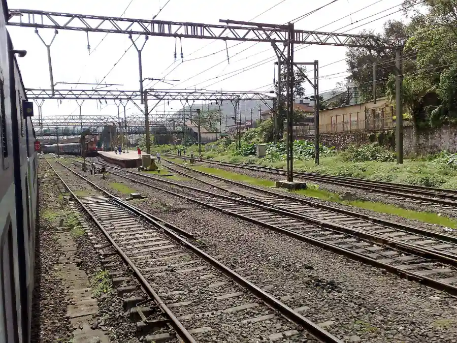 11301 Udyan Express on approach to Lonavala station