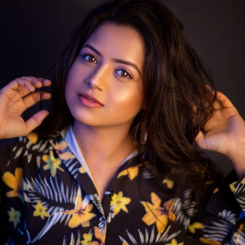 Tanvi Mundle in Pahile Na Mile Tula