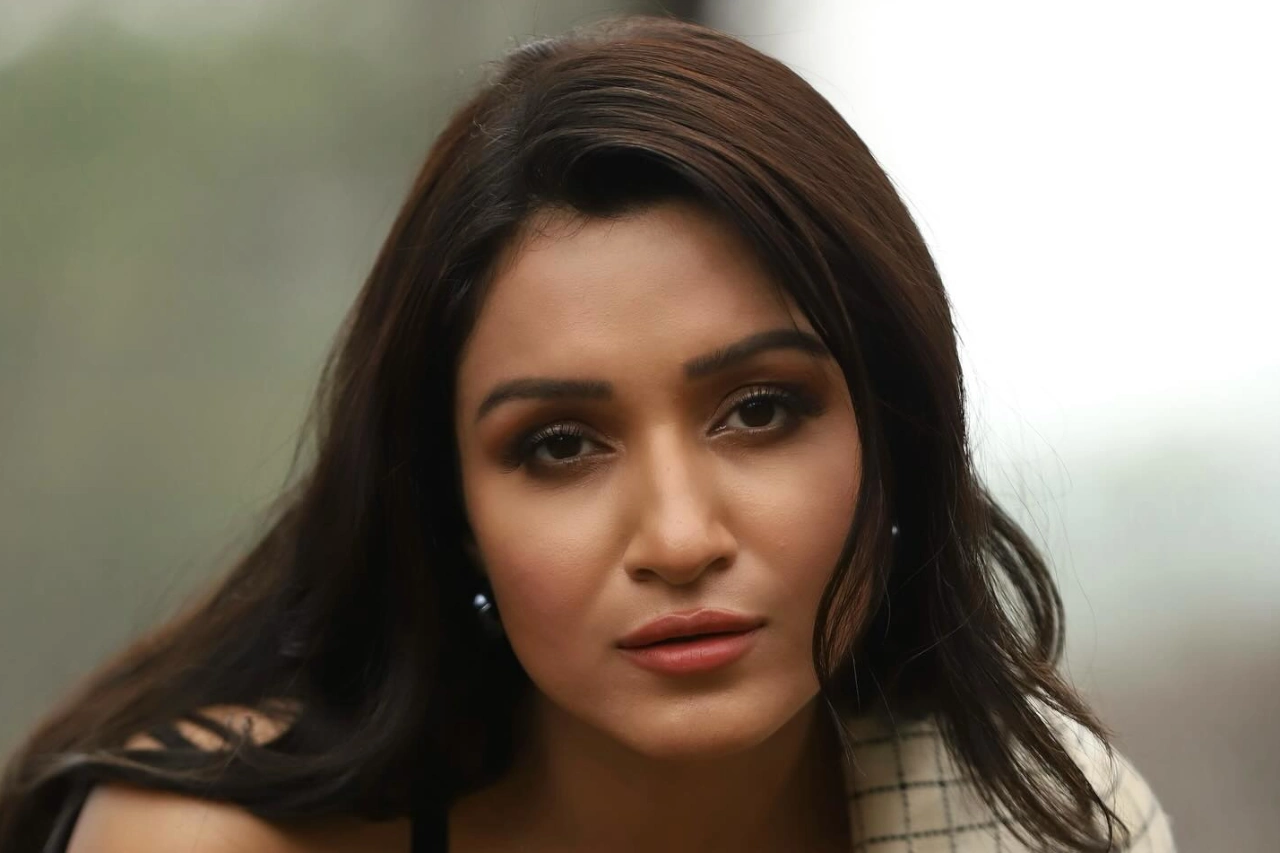 Shefali Bagga Age, Biography, Boyfriend, Marriage, Husband, Family, TV Shows, News Anchor, Journalist, TV Personality, Music Videos & More